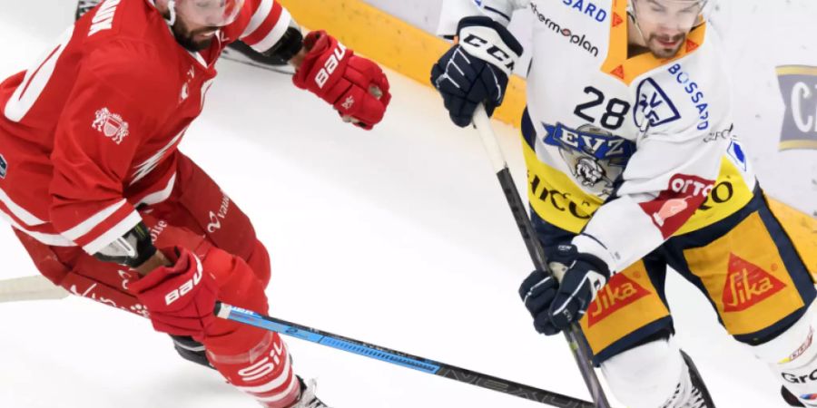 Duell hinter dem Tor: Lausannes Etienne Froidevaux (links) gegen Zugs Yannick-Lennart Albrecht
