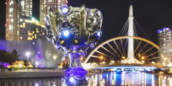 Der WM-Pokal von League of Legends im vergangenen Jahr im südkoreanischen Incheon. Foto: Colin Young-Wolffc/Riot Games