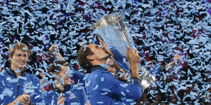 Roger Federer küsst die Laver-Cup-Trophäe Roger Federer küsst die Laver-Cup-Trophäe