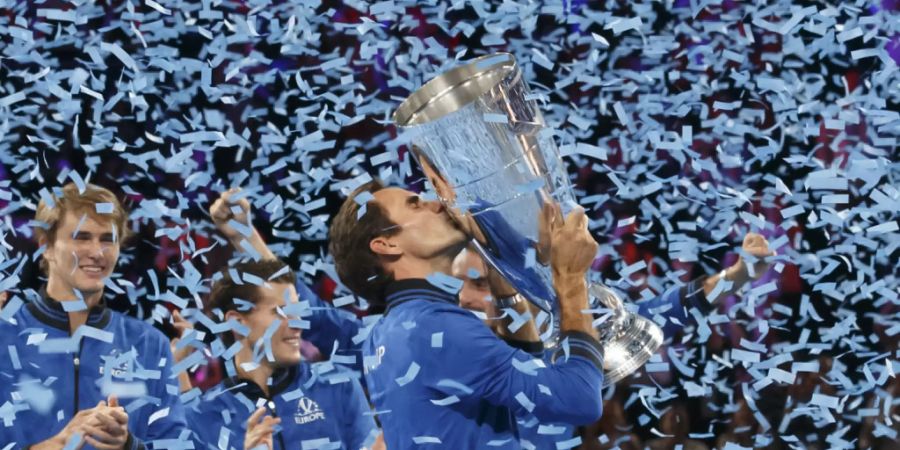 Roger Federer küsst die Laver-Cup-Trophäe