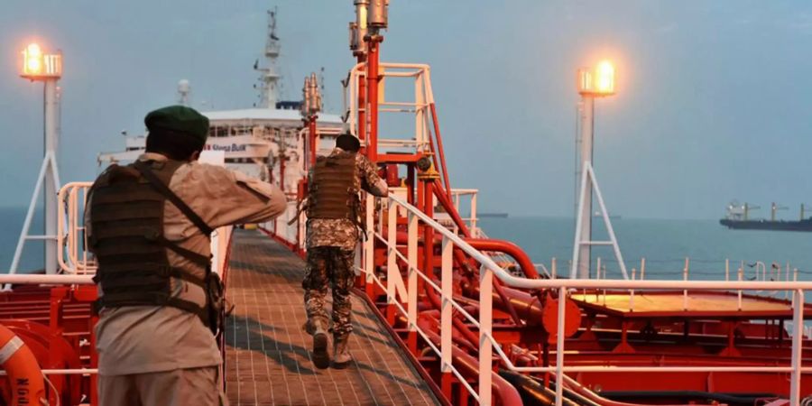 Zwei bewaffnete Soldaten der iranischen Revolutionsgarde boarden den unter britischer Flagge fahrenden Öltanker «Stena Impero» der schwedischen Reederei «Stena Bulk» im Juni dieses Jahres..
