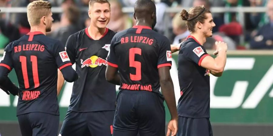 Timo Werner (l-r), Willi Orban, Dayot Upamecano und Torschütze Marcel Sabitzer feiern ein weiteres Tor in Bremen. Foto: Carmen Jaspersen