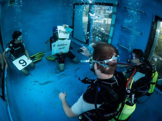 In einer Medienkonferenz unter Wasser thematisierte Globetrotter unter anderem die Flugticketabgaben. Globetrotter MK