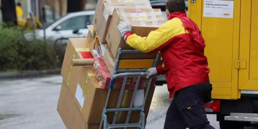 Paketboten, die für Subunternehmer arbeiten, sollen durch ein neues Gesetz besser vor Sozialbetrug geschützt werden. Foto: Malte Christians/dpa
