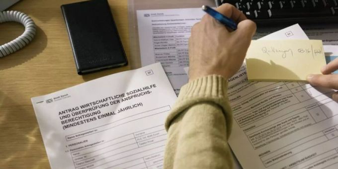 Etwa 7100 Personen weniger als im Jahr 2022 bezogen im vergangenen Jahr Sozialhilfe. (Archivbild) sozialhilfe