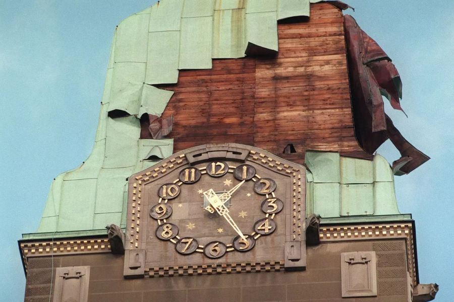 Der orkanartige Sturm Lothar riss am Sonntag, 26. Dezember 1999 in Bern Teile der Kupferverkleidung des Daches der Pauluskirche weg.