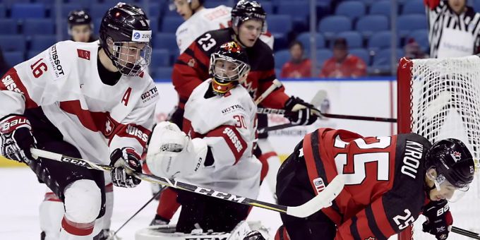 Nico Gross (links) verteidigt an der U20-WM gegen einen Verteidiger IIHF-Eishockey-Weltmeisterschaften der Junioren