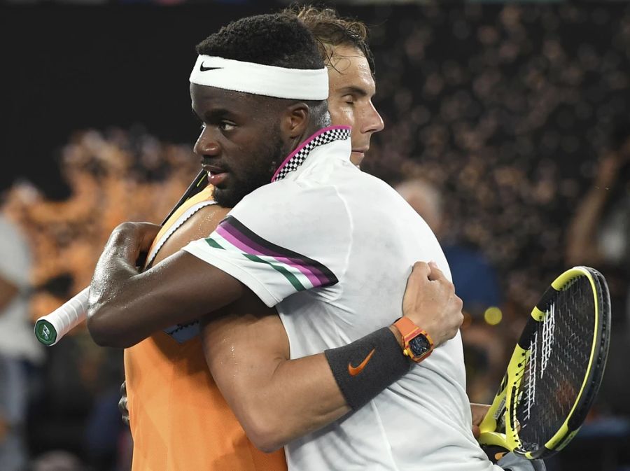 Rafael Nadal unterliegt Frances Tiafoe im Achtelfinal. Trotzdem darf er sich Hoffnungen auf Platz eins der Weltrangliste machen.