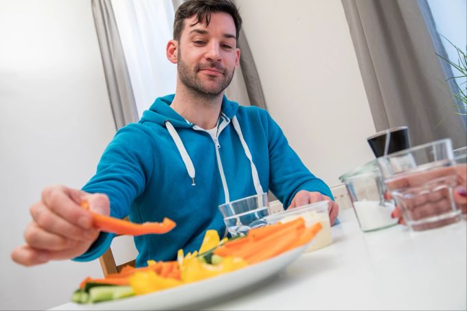 Sich komplett von Rohkost zu ernähren, ist nicht unbedingt empfehlenswert. Aber: Wer einen guten Teil seines Essens roh zu sich nimmt, tut etwas dafür, hohe Blutfettwerte wieder ins Gleichgewicht zu bringen. Mann Rohkost Karotte Ernährung