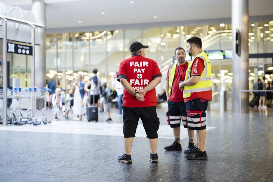 «Fair pay, fair work»: Swissport-Angestellte wollen mehr Lohn für die aktuellen Arbeitsbedingungen. Der Arbeitgeber sträubt sich aber.