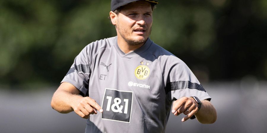 Trainer Edin Terzic gibt während des BVB-Trainings Anweisungen.