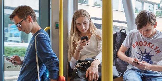 Jugendliche reisen in einem Zürcher Tram und benutzen ihr Smartphone (Symbolbild). Smartphone Dickpic Netzcourage Airdrop