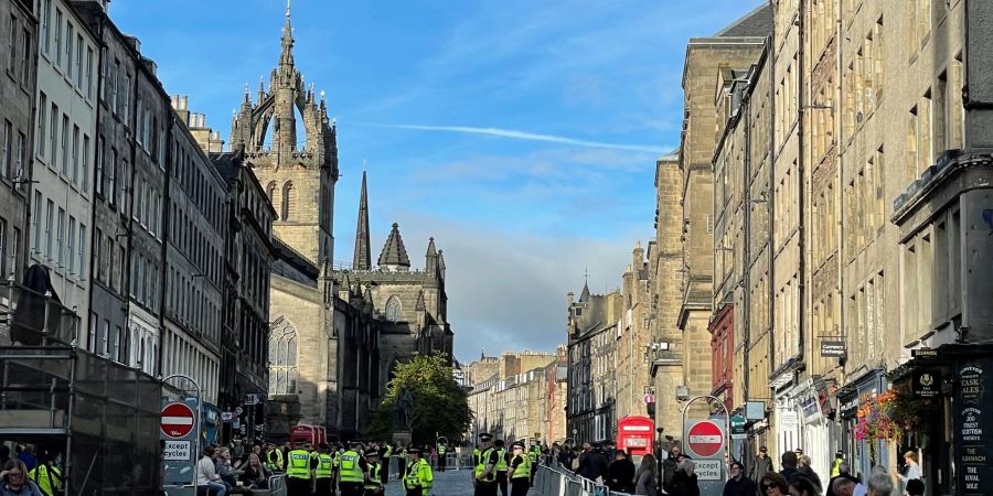 Die Royal Mile führt zur St.-Giles-Kathedrale.