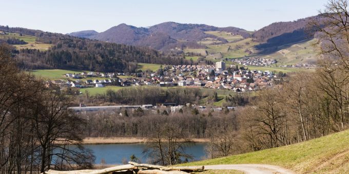 Blick auf die Gemeinde Veltheim, gesehen von einer Anhöhe in Holderbank. - Kanton Aargau Blick auf die Gemeinde Veltheim, gesehen von einer Anhöhe in Holderbank. - Kanton Aargau