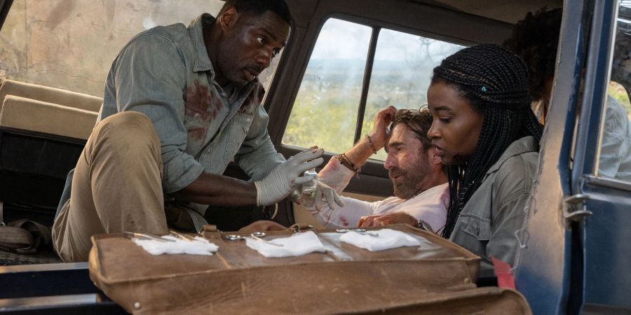 Idris Elba (v.l.n.r) als Nathan, Sharlto Copley als Martin, Iyana Halley als Mare and Leah Sava Jeffries als Norah in einer Szene des Films "Beast - Jäger ohne Gnade".