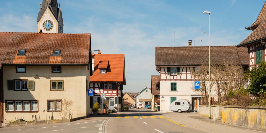 Die Rudolfingerstrasse im Dorfkern von Benken (ZH).