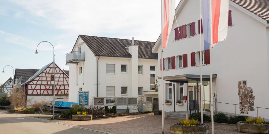Die Dorfstrasse der Gemeinde Dachsen. Rechts im Bild die Gemeindeverwaltung.