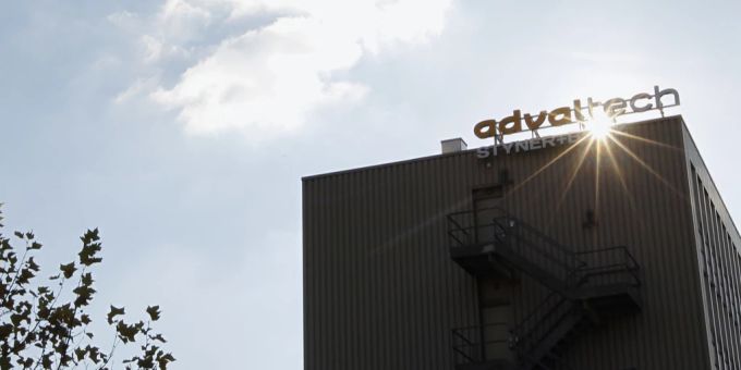 Logo der Adval Tech Holding an einem Gebäude. adval tech holding