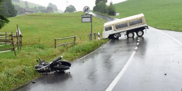 Udligenswil LU: Motorradlenker bei Unfall lebensbedrohlich verletzt