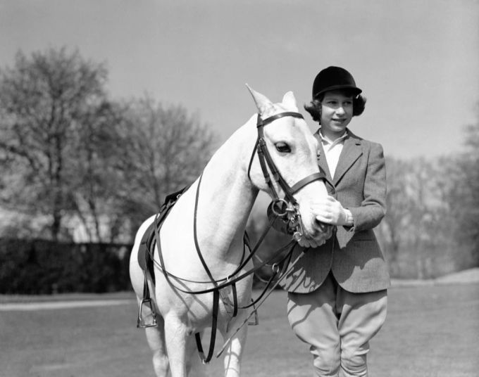 Schon in ihren jungen Jahren ist Queen Elizabeth II. leidenschaftlich gern geritten. Queen Elizabeth