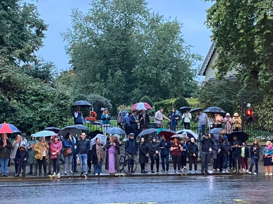 Schon bei Tageslicht stehen die Massen an der Strasse nahe des Hyde Parks.