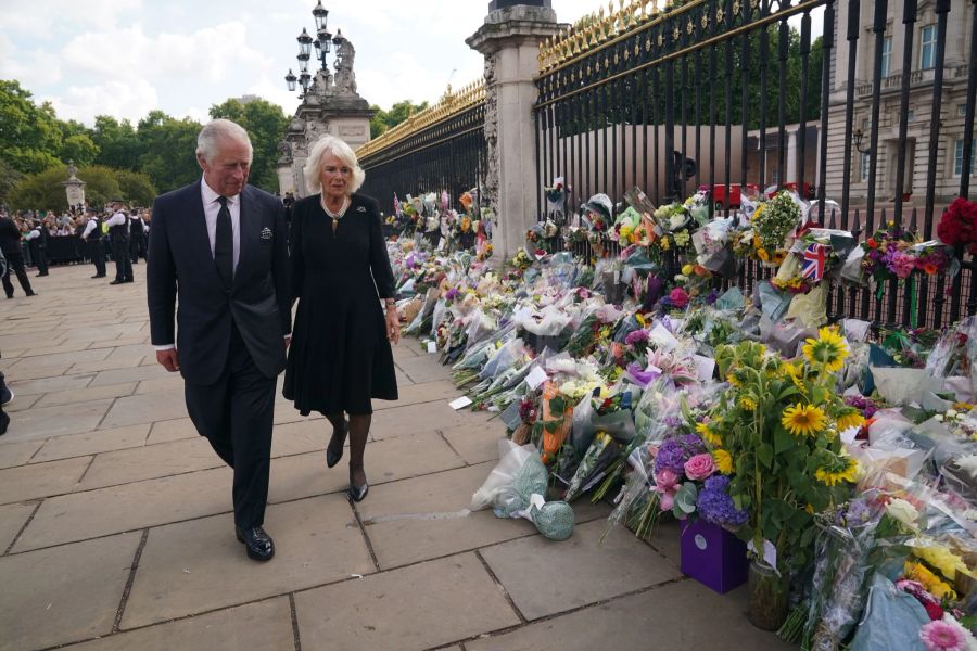 König Charles III. und seine Frau Camilla vor dem Buckingham-Palast.