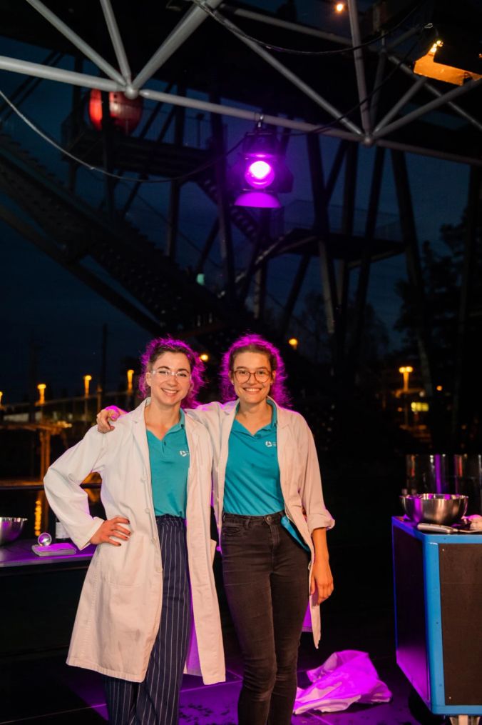 Mirjam Hochstrasser und Maelin Lachaud vom Technorama Show Team