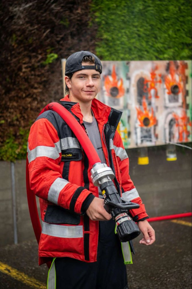Feuerwehrmann Lenny Zweifel aus Wagen hält die Kinder bei Laune.