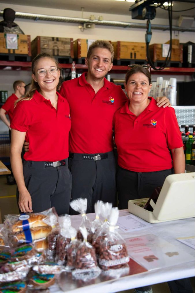 Alina, Marc und Carmen von der Feuerwehr haben alle Hände voll zu tun.