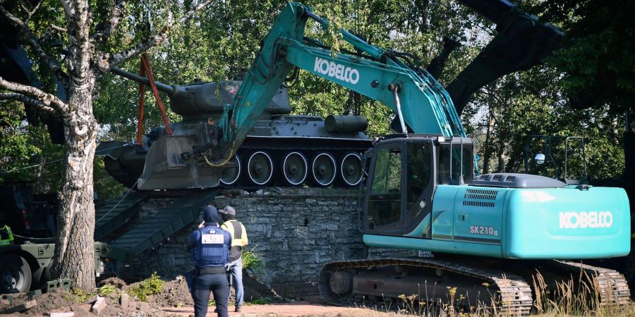 Arbeiter entfernen einen sowjetischen Panzer vom Typ T-34, der als Denkmal in Narva in Estland aufgestellt wurde. Der Premierminister begründete die Demontage damit, dass das Denkmal eine Gefahr für die öffentliche Ordnung darstelle.