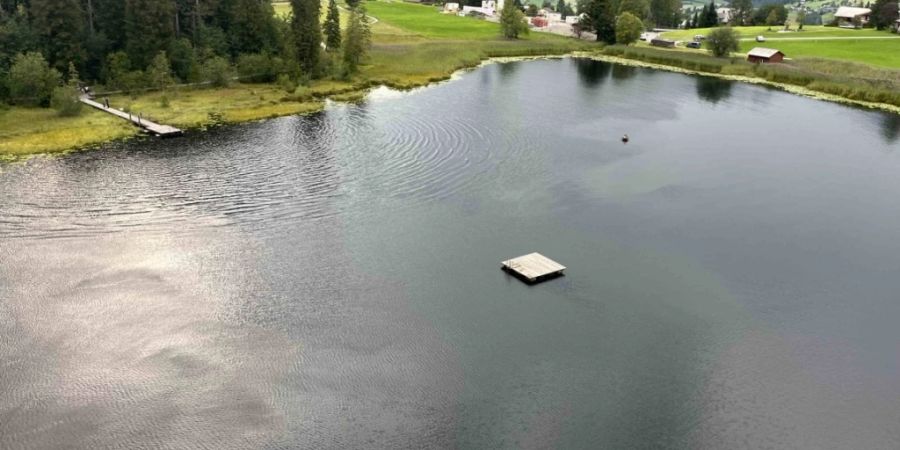 Der 43-jährige Brite wollte auf dieses Floss schwimmen, als er in Not geriet.