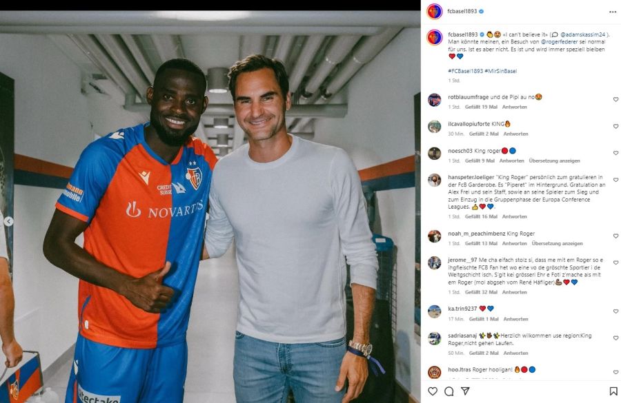 Und auch die Spieler (hier Kasim Adams Nuhu) freuen sich über ein Selfie mit Roger Federer.