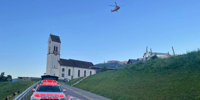 Trachslau: E-Bike-Fahrer bei Kollision erheblich verletzt. Schwyz