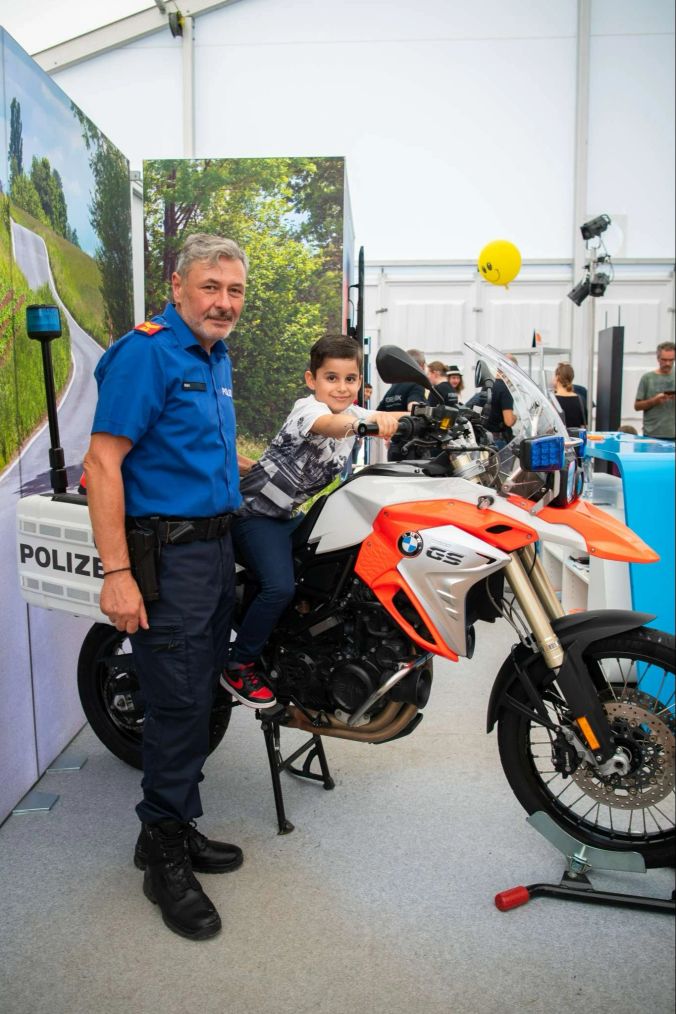 Auch sein Bruder Lucas posiert mit Georg Wälti von der Polizei Wetzikon für ein Foto.
