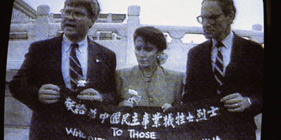 Nancy Pelosi besuchte 1991 gemeinsam mit den Abgeordneten Ben Jones und John Miller den Tian'anmen-Platz.