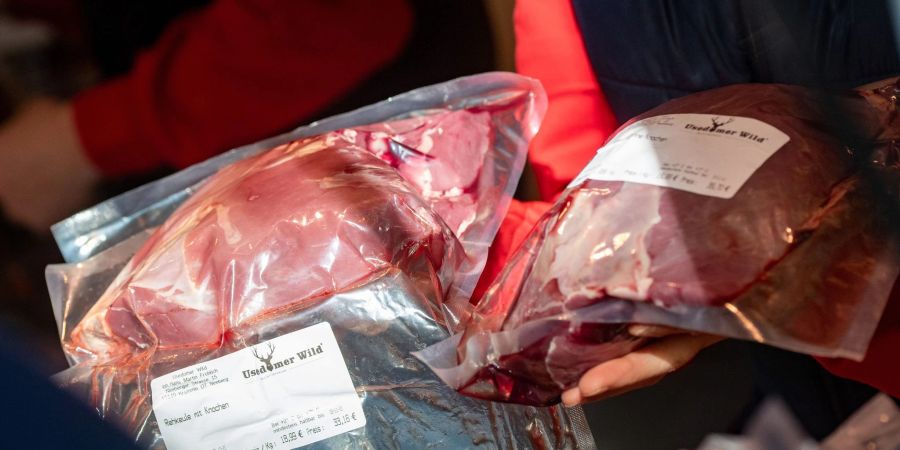 Viele Wildhalter in Deutschland verkaufen ihr Fleisch direkt ab Hof.