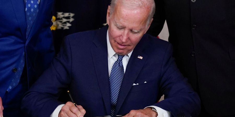 US-Präsident Joe Biden unterzeichnet ein Gesetz der Demokraten zum Klimawandel und zur Gesundheitsversorgung.