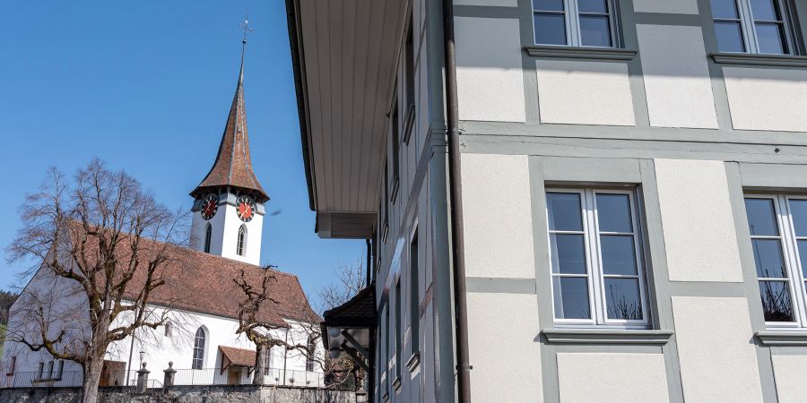 Das Gemeindehaus Biglen mit der evangelisch-reformierten Kirche links.