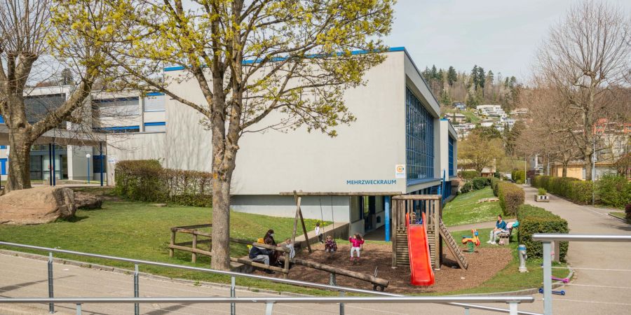 Die Primarschule und Mehrzweckraum der Gemeinde Rudolfstetten.