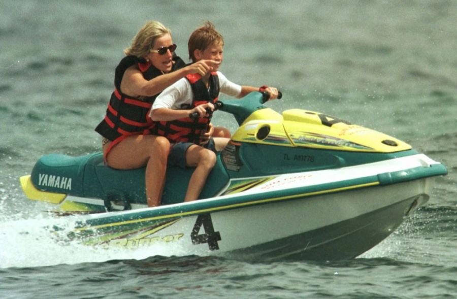 Prinzessine Diana mit ihrem Sohn Harry auf einem Jetski in den Ferien.