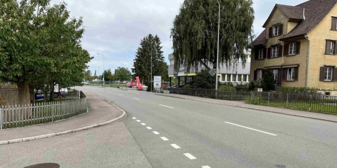 Betrunkener E-Bike-Fahrer wurde von einem Auto erfasst und verletzt. e-bike betrunken auto