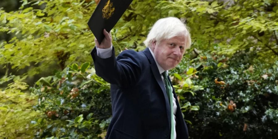 Boris Johnson, Premierminister von Grossbritannien, winkt auf dem Weg zu der virtuellen Konferenz «Krim-Plattform», die von der ukrainischen Regierung organisiert und vom ukrainischen Präsidenten Selenskyj veranstaltet wird. Foto: Frank Augstein/AP/dpa