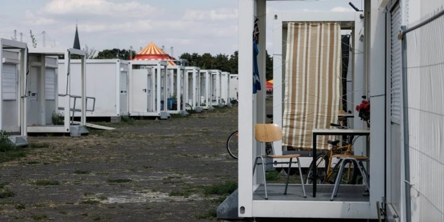 Eingänge zu Container-Unterkünften für Flüchtlinge in Berlin