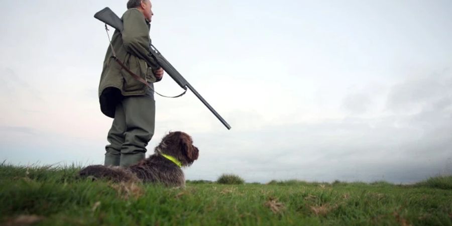 Jäger mit seinem Hund