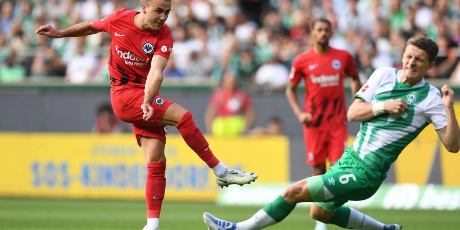 Frankfurts Mario Götze (l) erzielt gegen Werders Jens Stage das Frankfurter 1:0.