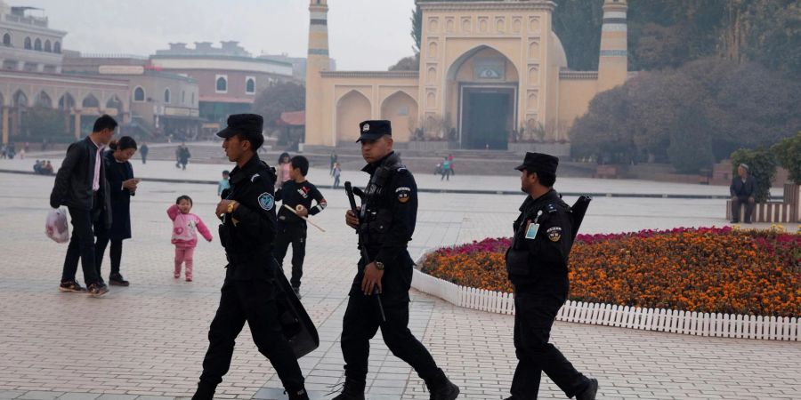 Uigurische Sicherheitskräfte patrouillieren in der Nähe der Id-Kah-Moschee in der westchinesischen Region Xinjiang.