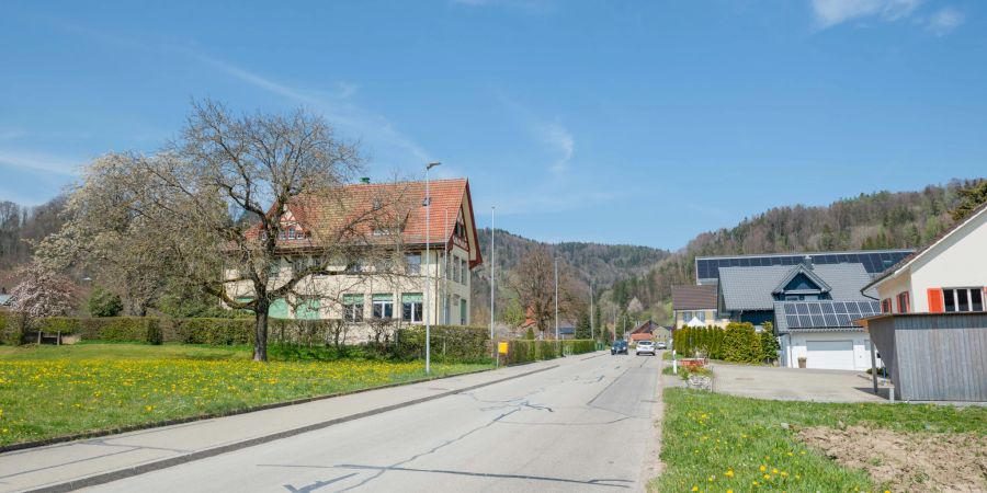 Die Ortseinfahrt der Gemeinde Zell im Bezirk Winterthur.