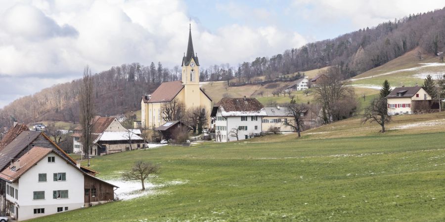 Die Pfarrkirche St. Urs und Viktor an der Gemeindegrenze zwischen Nunningen und Zullwil.