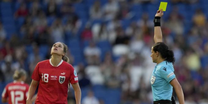 Gelbe Karte für Julia Hickelsberger-Fueller: Kateryna Monsul (rechts) im Einsatz im EM-Gruppenspiel Österreich gegen Norwegen. Kateryna Monsul