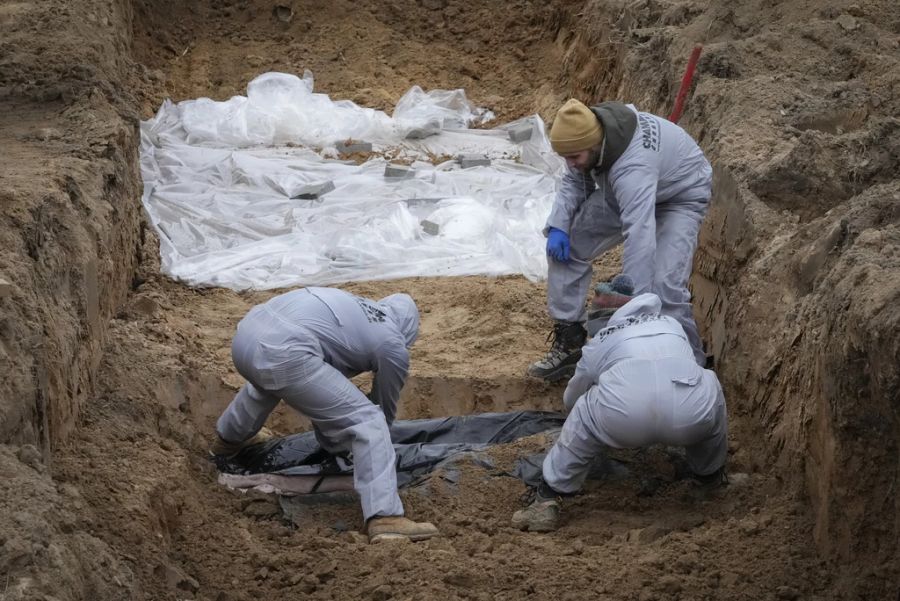 In den Tagen und Wochen danach werden immer wieder von den russischen Invasoren hinterlassene Massengräber gefunden.